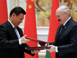 国际足球比赛场上风云变幻，球员奋勇争先的简单介绍