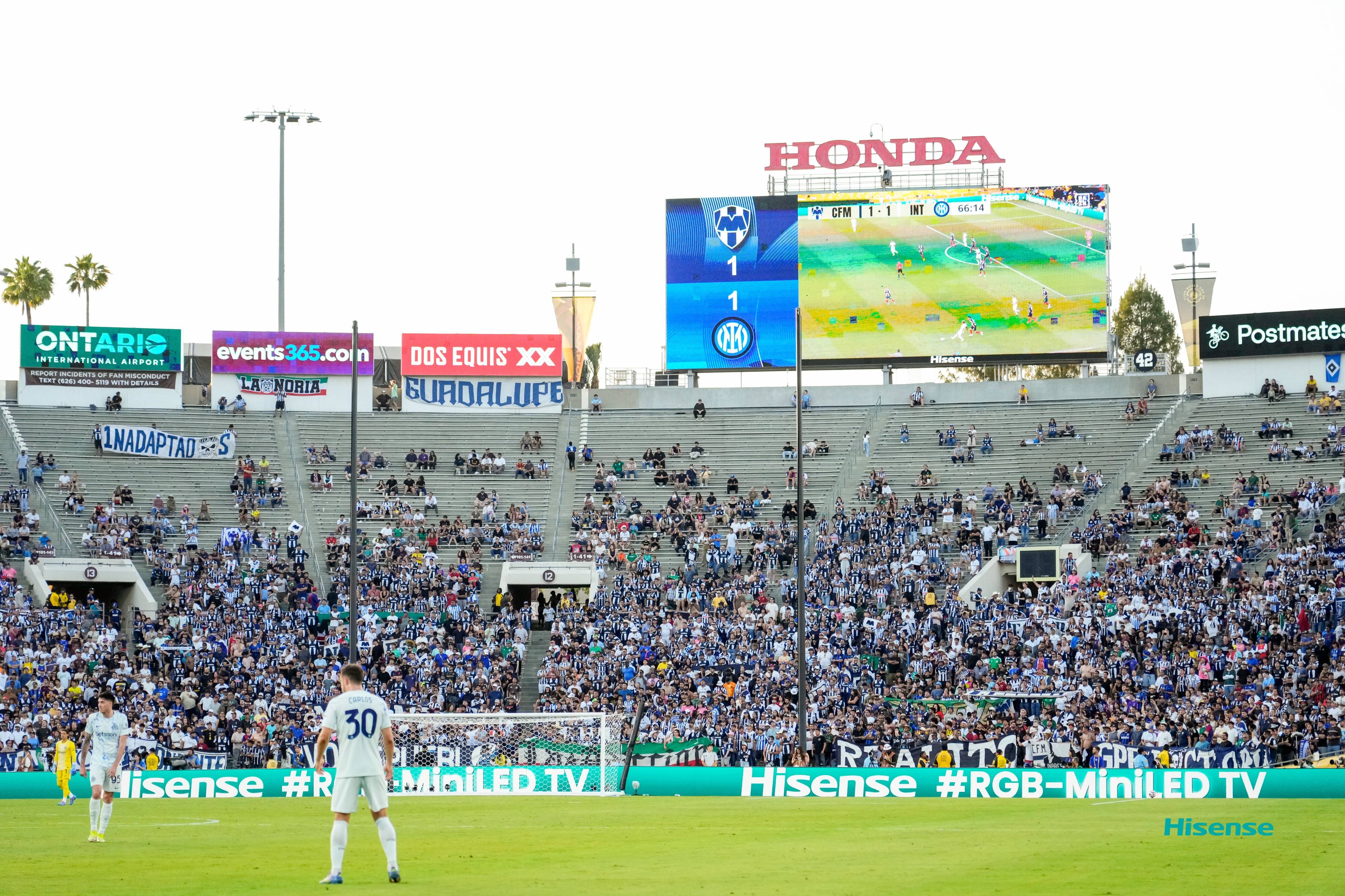 一名球员在比赛中完成绝杀,受到球迷热捧 一名球员在比赛中完成绝杀,受到球迷热捧