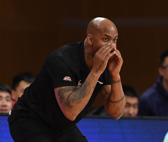 包含球队主教练遭遇伤病，战术有何变化？的词条