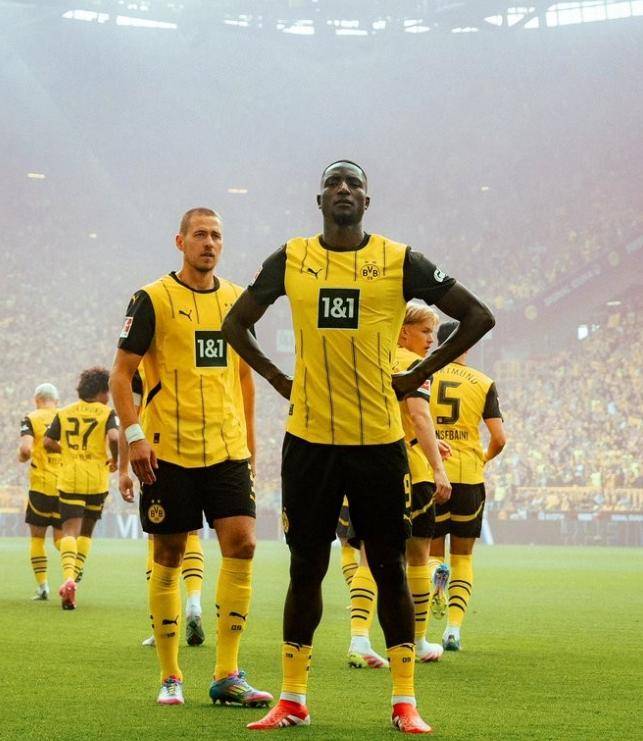 开云体育登录-汉堡球员发挥抢眼，助球队成功逆袭取胜